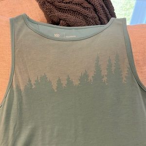 Great used condition. Tentree tank top with open flap in back